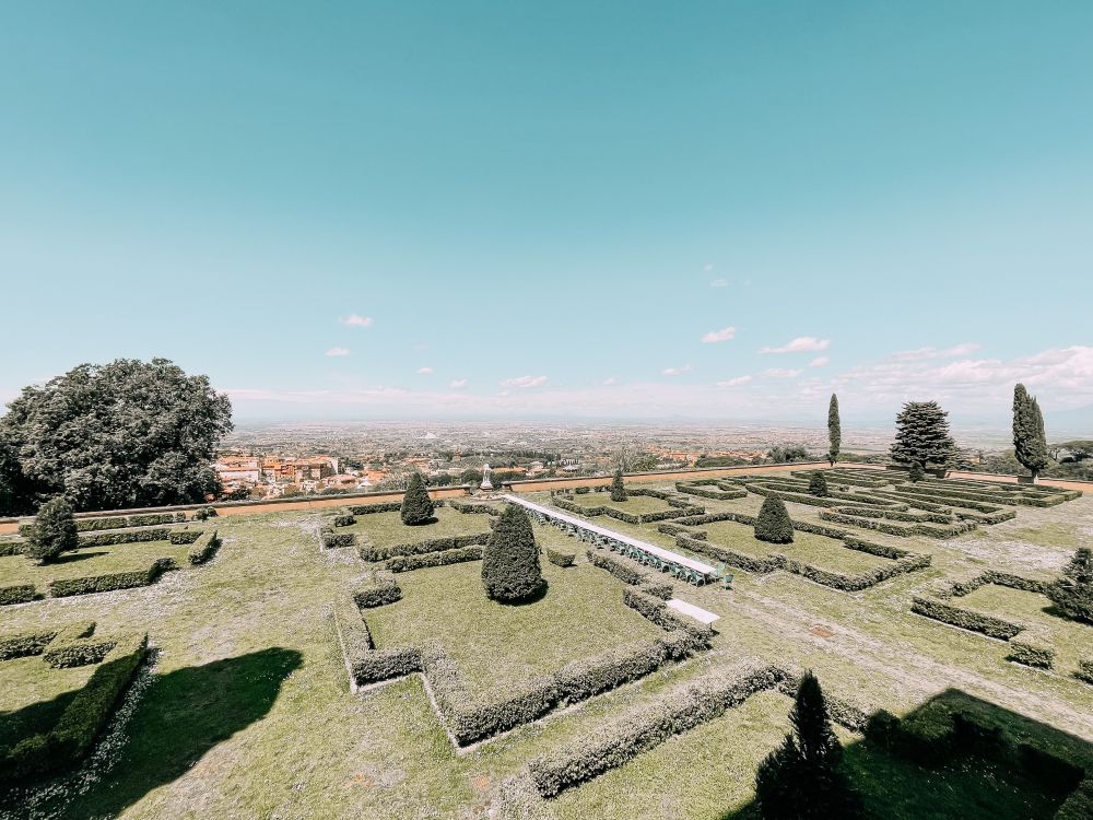 i giardini all'italiana di Villa Falconieri affacciati su Roma