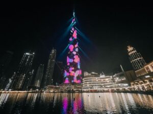 il Burj Khalifa illuminato di notte