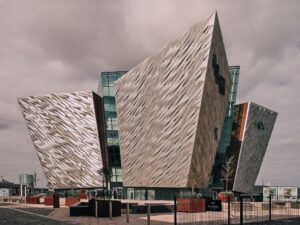 il Museo del Titanic di Belfast che ricorda la forma della nave