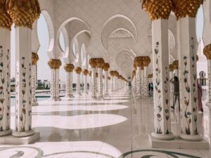 il colonnato interamente decorato della Grande Moschea di Abu Dhabi