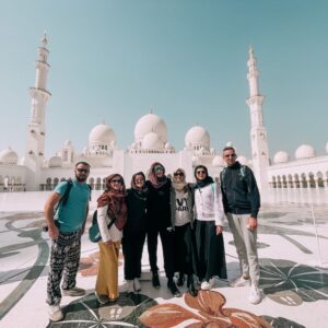 il mio gruppo di viaggiatori davanti alla Grande Moschea di Abu Dhabi