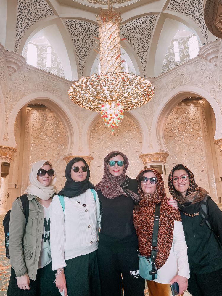io e le altre ragazze che hanno viaggiato con me ad Abu Dhabi