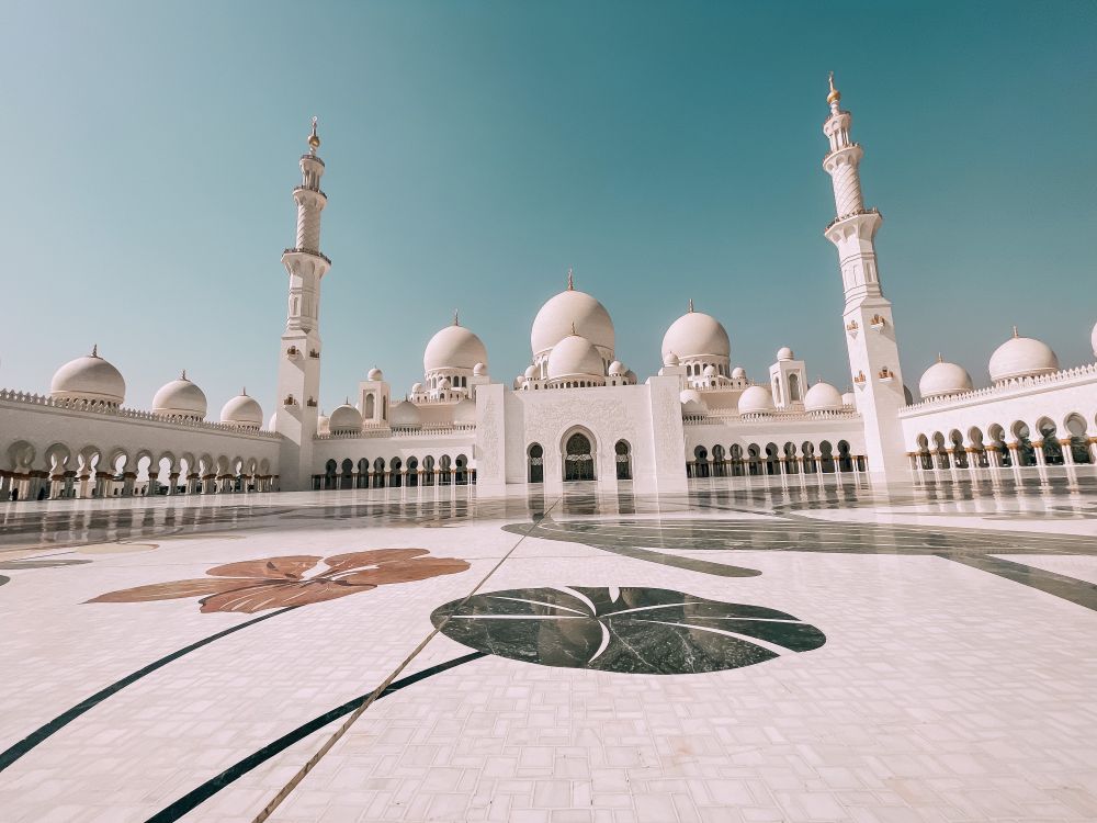 la facciata della Grande Moschea di Abu Dhabi con il pavimento decorato