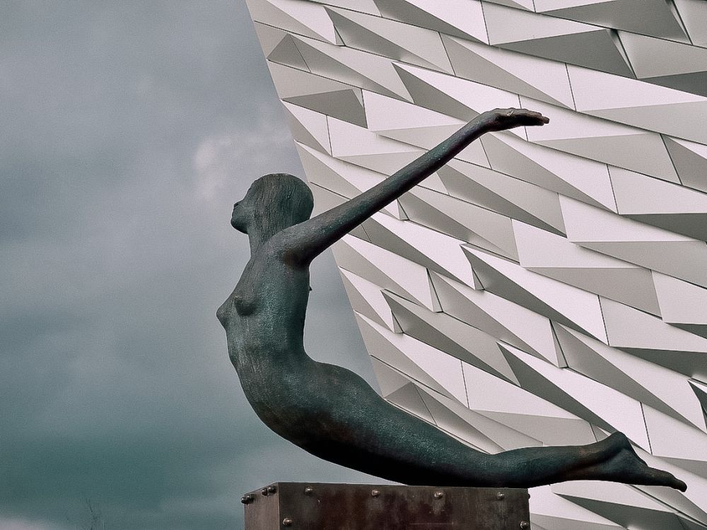 la statua Titanica nei pressi del Museo di Belfast