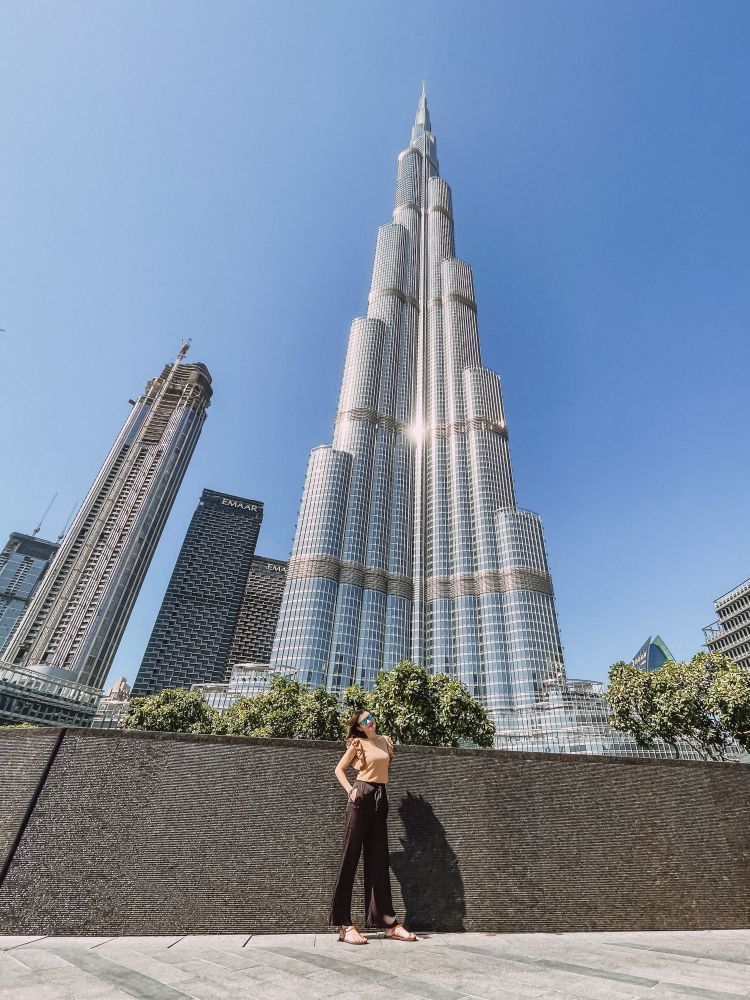 mi sento minuscola al cospetto del grattacielo simbolo di Dubai