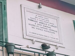 targa della casa natale di Masaniello in Piazza Mercato a Napoli