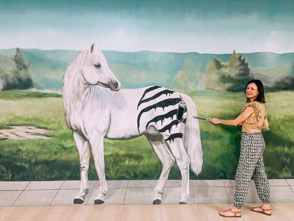 dipingere una zebra al 3D World Selfie Museum di Dubai
