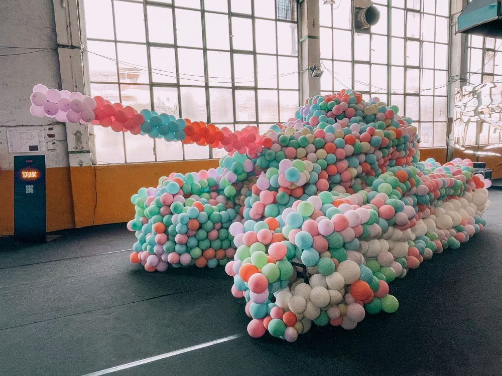 il carro armato di palloncini del Balloon Museum di Roma