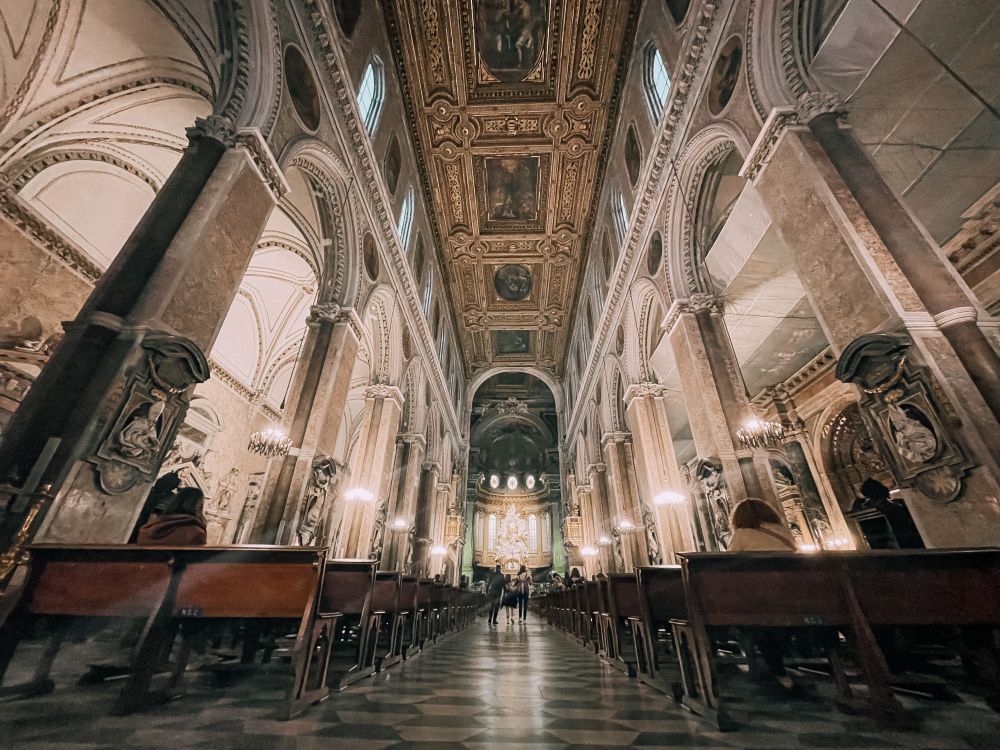 interni del Duomo di Napoli e del soffitto a cassettoni