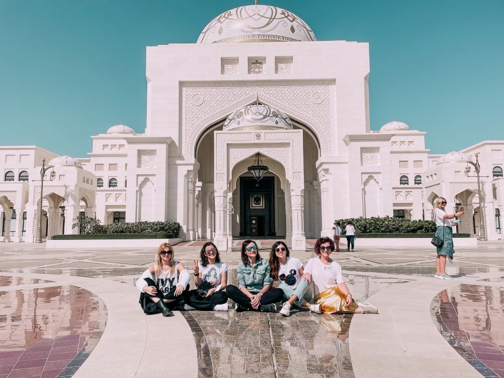 io e le mie compagne di viaggio all'esterno del Palazzo Presidenziale di Abu Dhabi