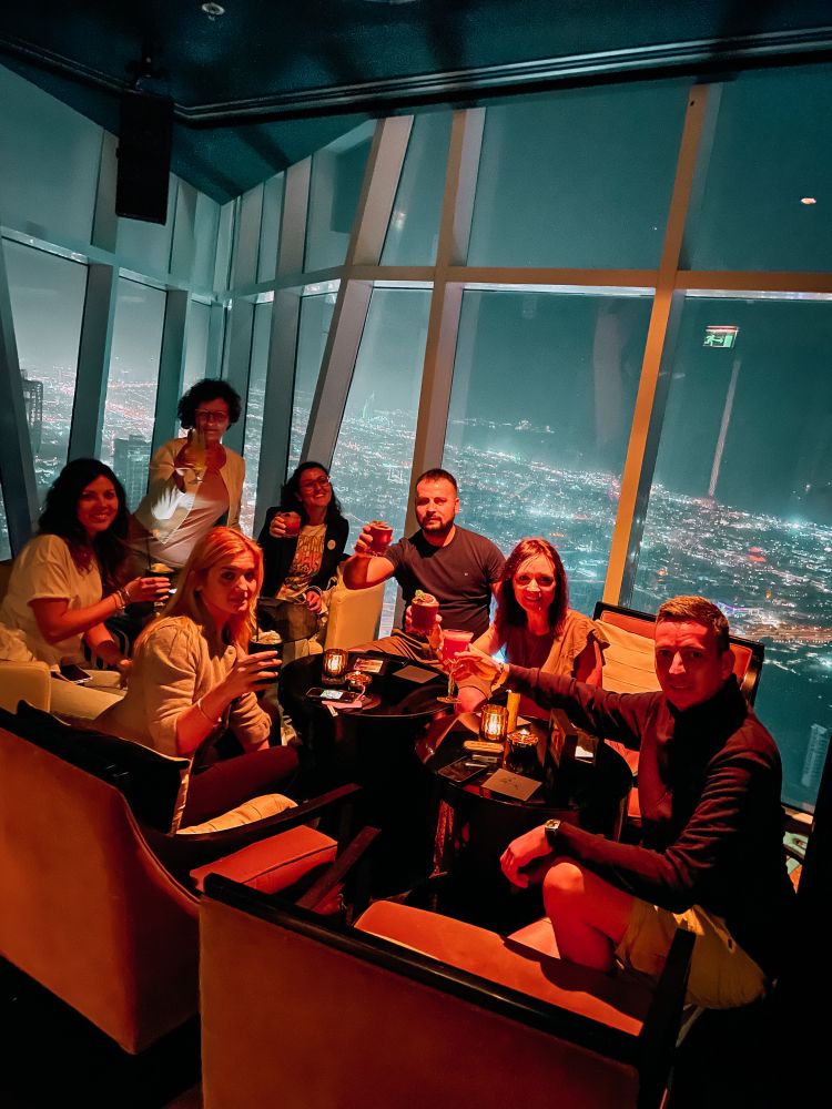 io e il mio gruppo di visitatori al Vault di Dubai dove vivere la notte della città