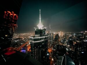 la vista di Dubai di notte dal Vault