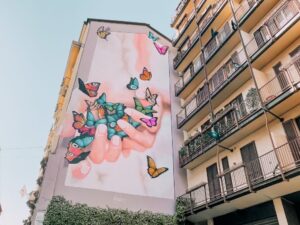 murale con le farfalle di Cheone a Milano
