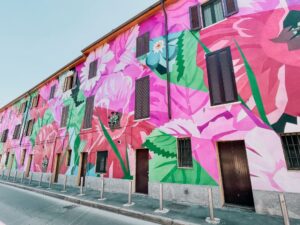 murale coloratissimo ispirato alle origini del quartiere Ortica di Milano