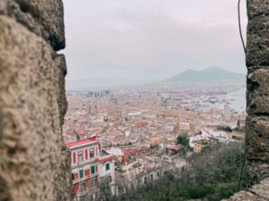 una finestra da uno dei punti panoramici più belli di Napoli