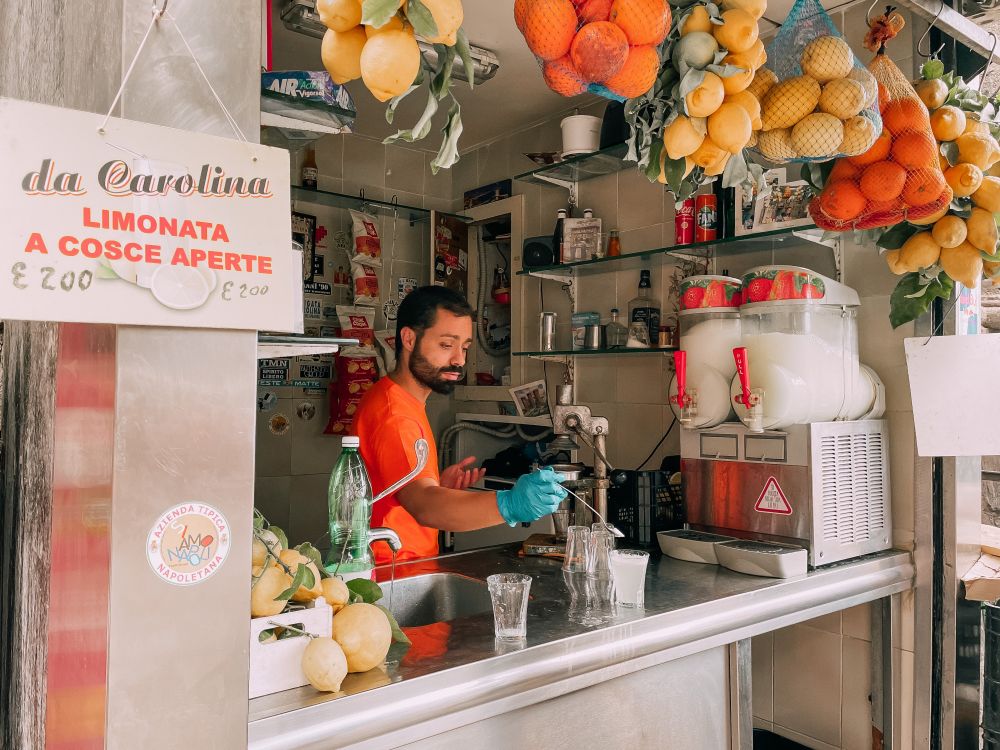 l'aggiunta di bicarbonato nella limonata a cosce aperte a Napoli per digerire lo street food