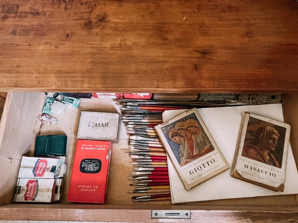 pennelli e libri di Giorgio Morandi a Grizzana