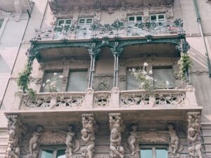 balconi e ferro battuto a Casa Guerzoni a Milano