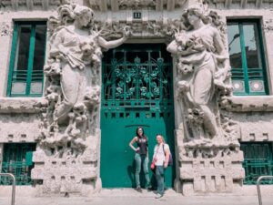 io e Sara Nuzzi in posa davanti all'ingresso di Casa Campanini a Milano