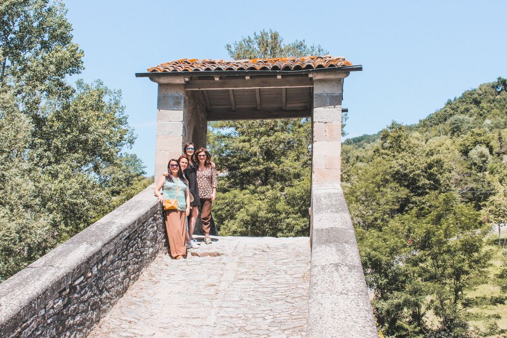 Io e le blogger sul Ponte di Olina a due passi dal Castello di Montecuccolo