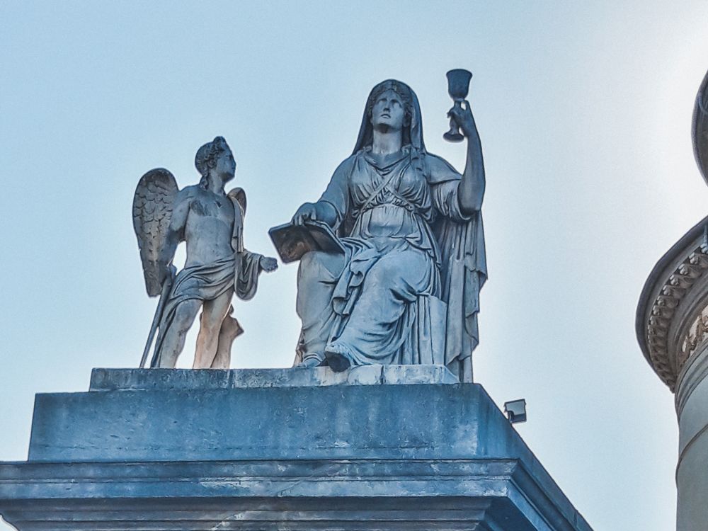 statua con il Sacro Graal a Torino presso la Chiesa della Gran Madre