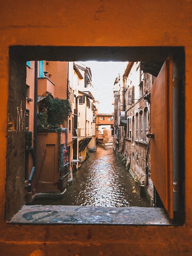 finestrella di Via Piella uno dei 7 segreti di Bologna