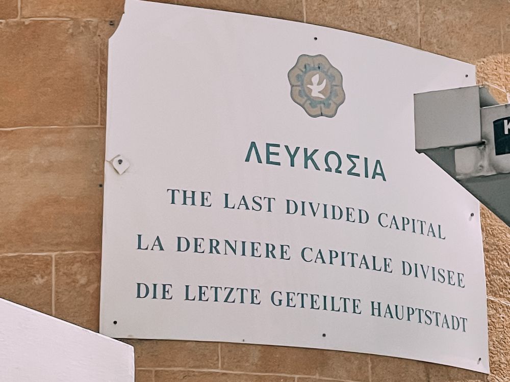 cartello che segna il passaggio da Nicosia a Lefkosa