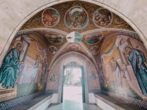 lo splendido ingresso del Monastero di Kykkos a Cipro