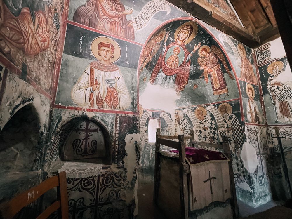 interni della Chiesa dell'Arcangelo Michele a Cipro