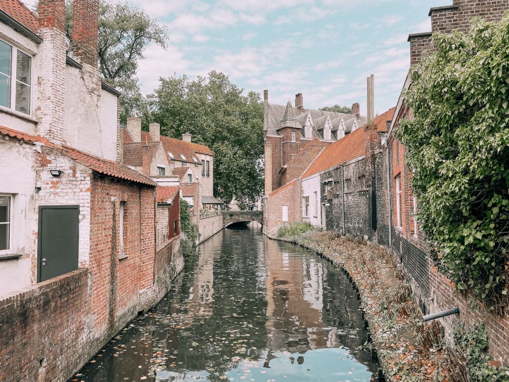 canale nei pressi del quartiere Bejinhof a Bruges