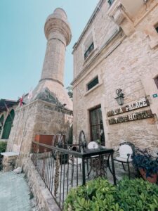esterno di Kyrenia Palace Boutique Hotel con la moschea limitrofa