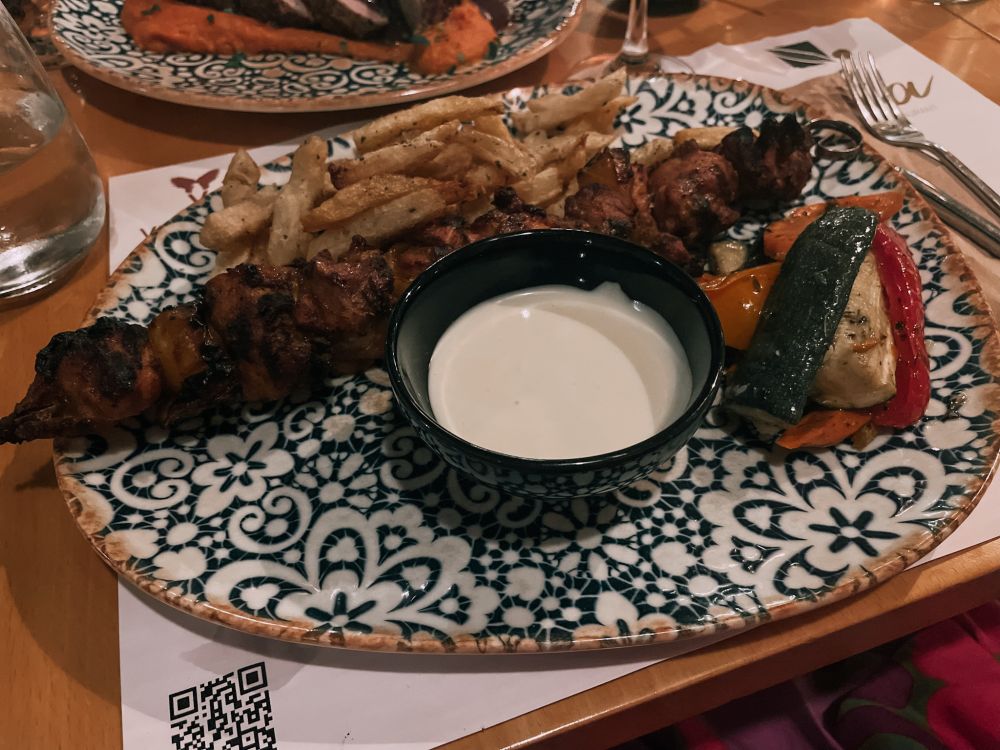 souvlaki mangiato presso Elia Backyard Restaurant a Larnaca