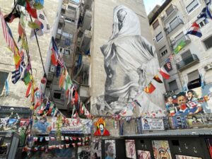 Iiside nel murale dei Quartieri Spagnoli a Napoli
