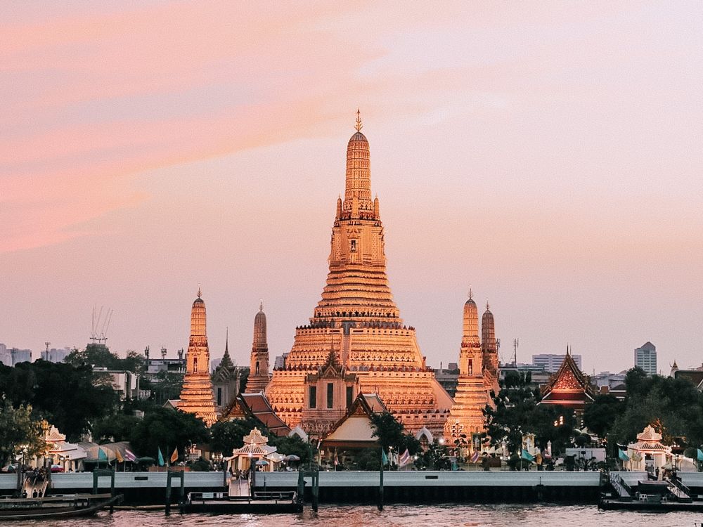 Wat Arun al tramonto sul fiume Chao Phraya