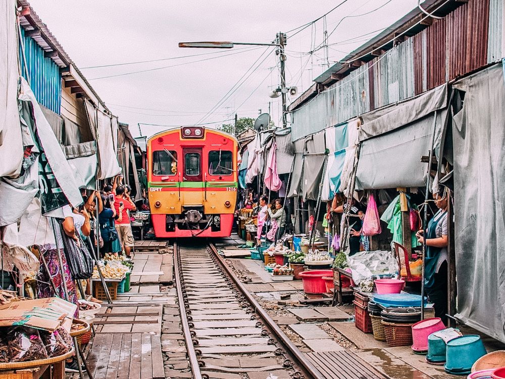 mercato sui binari vicino a Bangkok