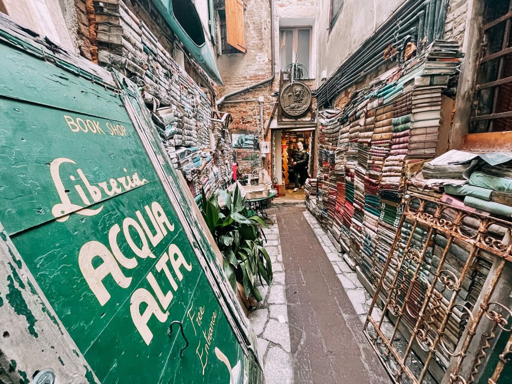 Libreria Acqua Alta di Venezia è la cosa sicuramente più insolita da vedere a Venezia