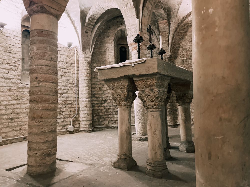 dettaglio dell'altare della Cripta di San Zama a Bologna