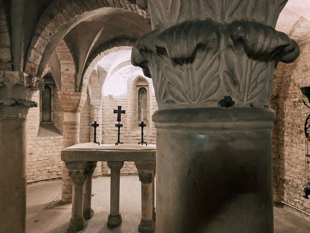 gli interni della Cripta di San Zama a Bologna