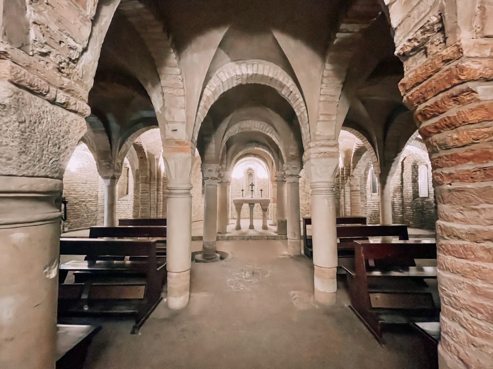La Cripta di San Zama con l'altare e le colonne 