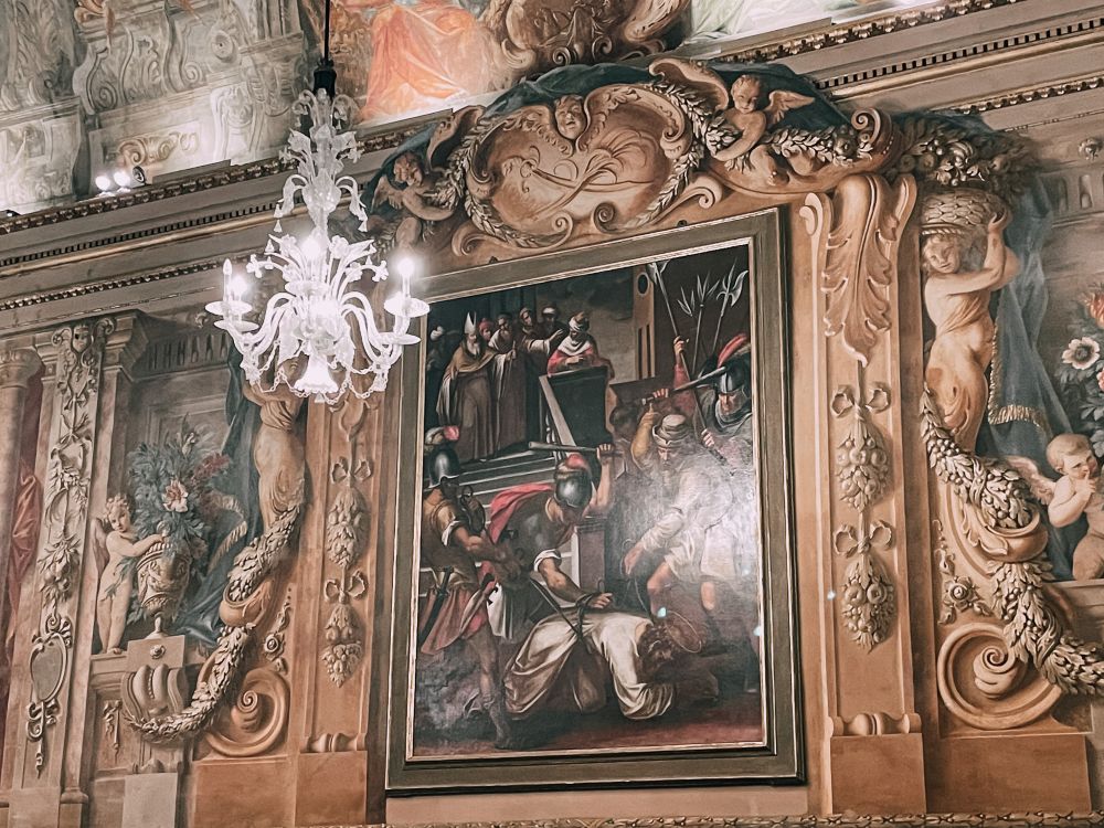 la parete dell'Oratorio dei Fiorentini è finemente affrescata