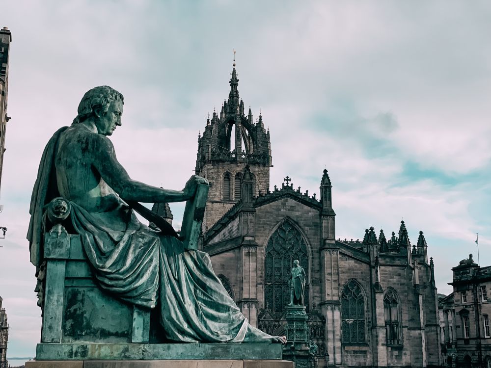 la Cattedrale di St. Giles e la statua di David Hume, poeta scozzese ad Edimburgo