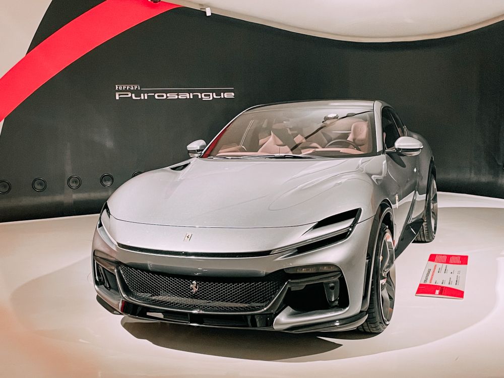 la nuova Ferrari Purosangue esposta al Museo di Modena