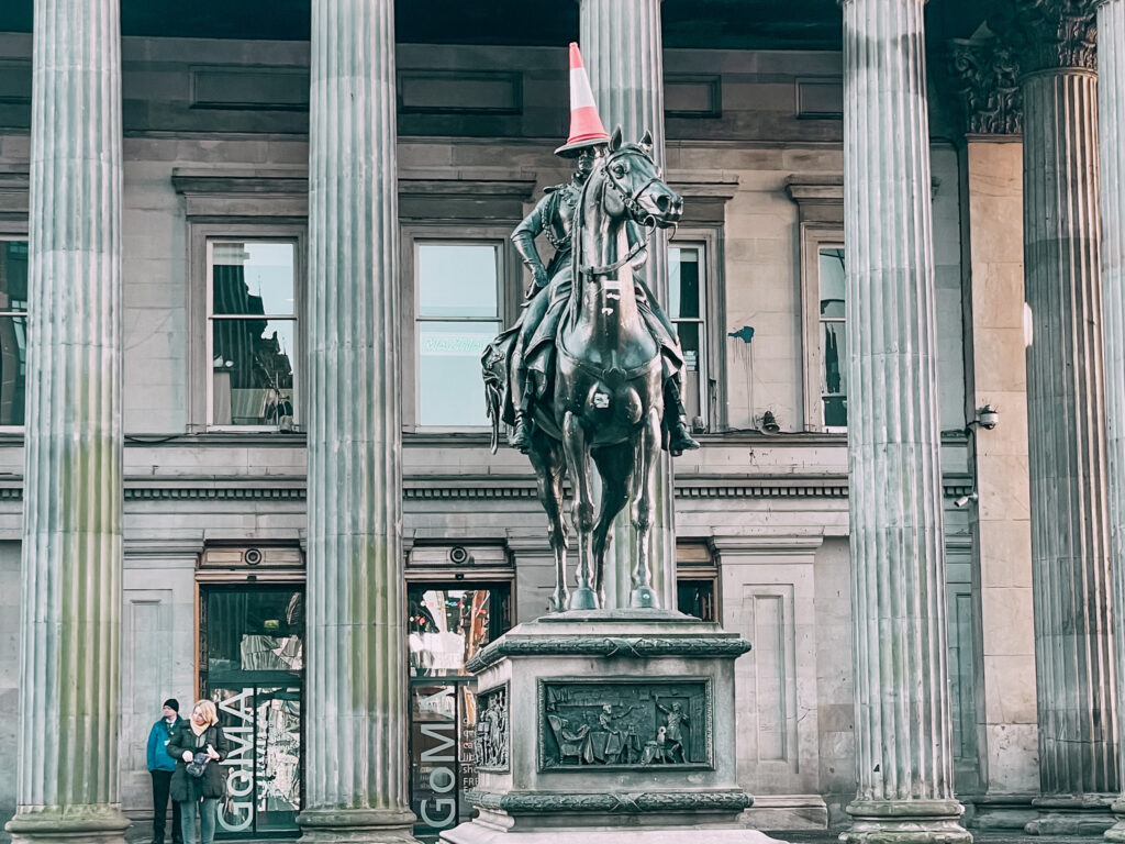 Statua del Duca di Wellington con il cono spartitraffico