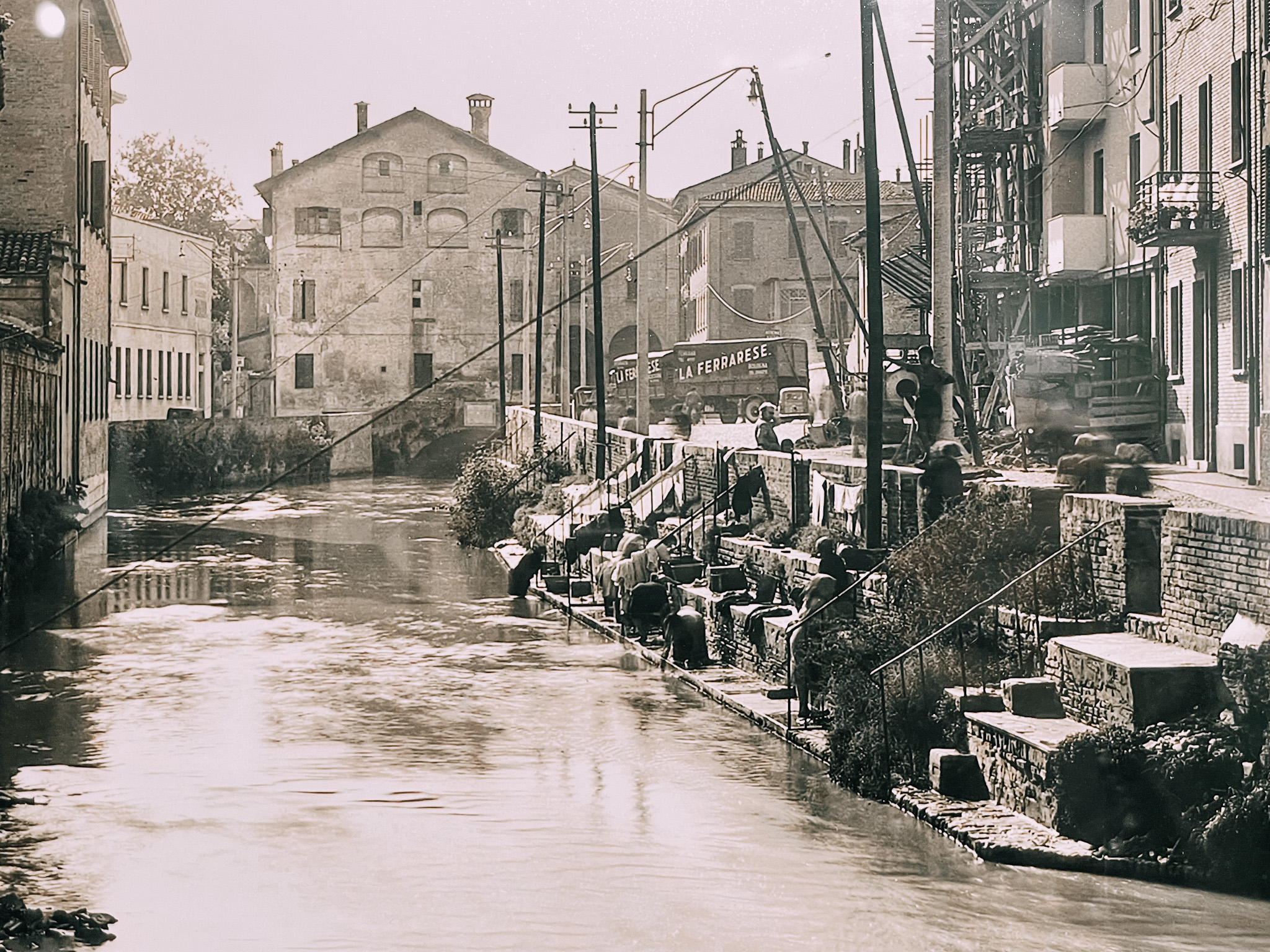 l'Opificio delle Acque è ben visibile in questo scatto d'epoca con il canale in Via della Grada