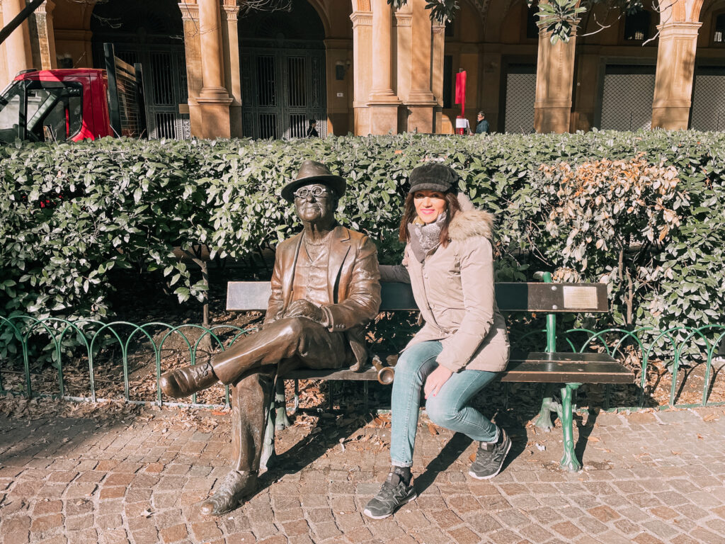 io con la statua di Lucio Dalla in Piazza Cavpur a Bologna