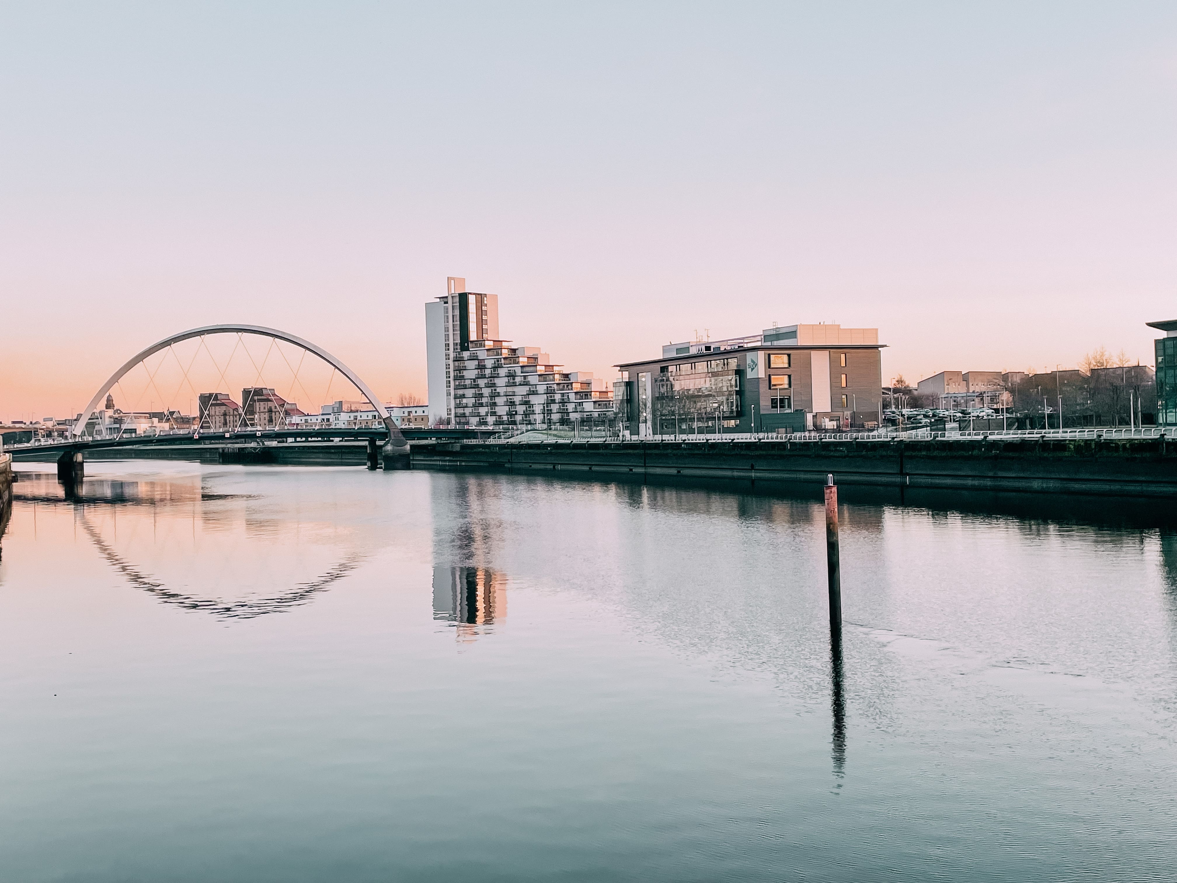 lo splendido skyline di Glasgow sul fiume Clyde