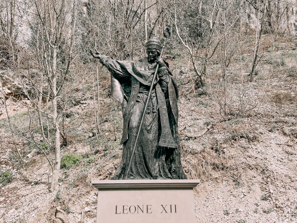 statua di Papa Leone XII vicino al Tempio del Valadier