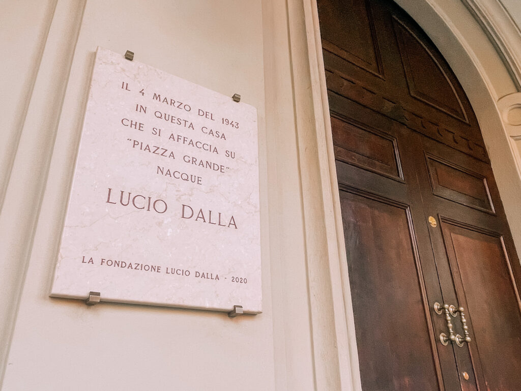 targa presso la casa natale di Lucio Dalla in Piazza Cavour a Bologna