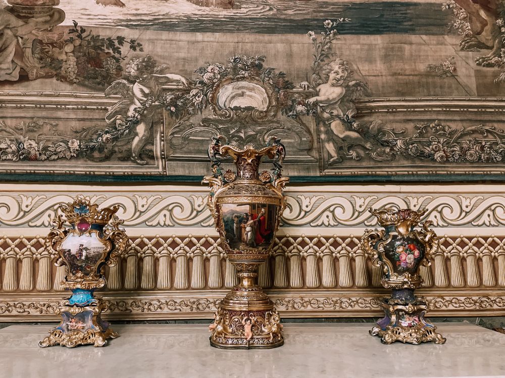 un dettaglio dell'allestimento del Salone d'Ercole nel Palazzo Reale di Napoli