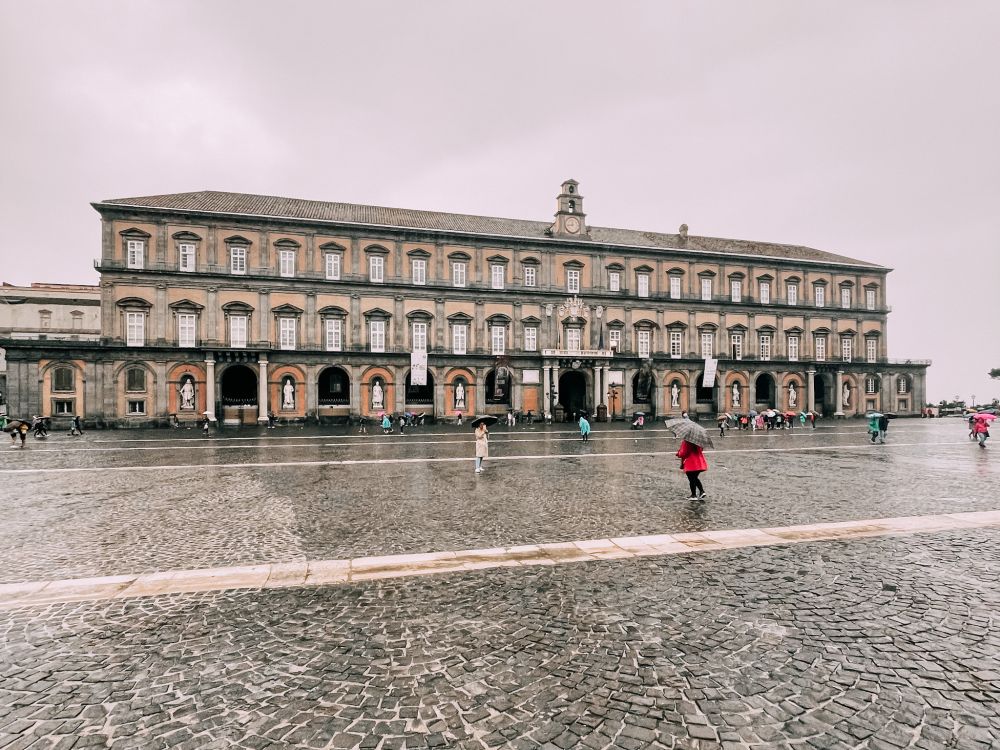 la facciata di Palazzo Reale a Napoli su Piazza del Plebiscito